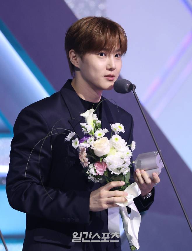 ‘2025 코리아 그랜드 뮤직 어워즈 with iM뱅크’(2025 KGMA) 둘째날 뮤직데이가 15일 오후 인천 영종도 인스파이어 아레나에서 펼쳐졌다. 그룹 엑소의 수호가 '빅크 글로벌 스타상'을 수상하고 소감을 말하고 있다. KGMA는 한 해 동안 국내외 팬들에게 많은 사랑을 받은 K팝 아티스트와 작품들을 조명해 차별화된 콘텐츠를 선보이는 K팝 축제다. 올해는 KGMA 조직위원회와 크리에이터링, 디오디가 공동 주관하며, 인천광역시와 인천관광공사가 후원한다. 타이틀 스폰서로는 iM뱅크가 함께하며, 협찬사로 피자에땅, 레이블 코퍼레이션, 할리스가 참여한다. 2025 KGMA는 KT ENA가 주관 방송사로 참여하며, 틱톡라이브를 통해 일본, 중국을 제외한 국내 및 글로벌에 생중계된다. 일본에서는 훌루 재팬을 통해 실시간으로 볼 수 있다.&nbsp; 영종도(인천)=KGMA특별취재단/2025.11.15./