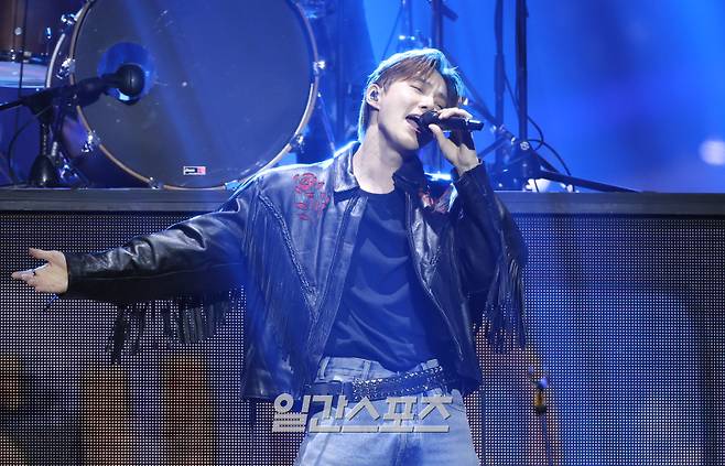 ‘2025 코리아 그랜드 뮤직 어워즈 with iM뱅크’(2025 KGMA) 둘째날 뮤직데이가 15일 오후 인천 영종도 인스파이어 아레나에서 펼쳐졌다. 그룹 엑소의 수호가 공연을 펼치고 있다. KGMA는 한 해 동안 국내외 팬들에게 많은 사랑을 받은 K팝 아티스트와 작품들을 조명해 차별화된 콘텐츠를 선보이는 K팝 축제다. 올해는 KGMA 조직위원회와 크리에이터링, 디오디가 공동 주관하며, 인천광역시와 인천관광공사가 후원한다. 타이틀 스폰서로는 iM뱅크가 함께하며, 협찬사로 피자에땅, 레이블 코퍼레이션, 할리스가 참여한다. 2025 KGMA는 KT ENA가 주관 방송사로 참여하며, 틱톡라이브를 통해 일본, 중국을 제외한 국내 및 글로벌에 생중계된다. 일본에서는 훌루 재팬을 통해 실시간으로 볼 수 있다.&nbsp; 영종도(인천)=KGMA특별취재단/2025.11.15./