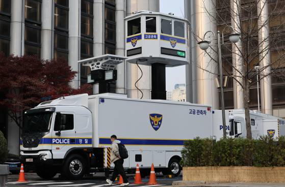 겅찰이 운용하는 고공관측차. 이 차량은 최대 높이 7미터로 고정·회전식 카메라, 방송·조명 장비 등이 설치돼 있다. 사진 연합뉴스