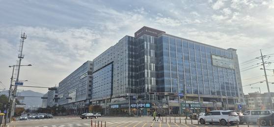 자족기능 강화를 위해 수도권 신도시에 지식산업센터 공급을 촉진하면서 대규모 공실 사태가 빚어지고 있다. 사진은 지산이 대거 몰려 있는 수도권의 한 신도시. 황정일 기자