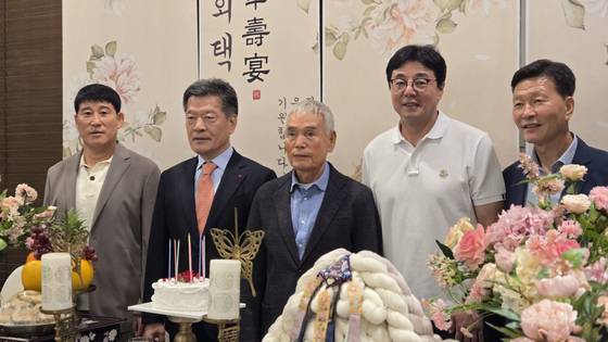 이회택 회장의 팔순잔치에 참석한 고정운 김포FC 감독, 정진설 서울시축구협회장, 이 회장, 황선홍 대전하나시티즌 감독, 김승진 한국OB축구회 이사(왼쪽부터). [사진 이회택]