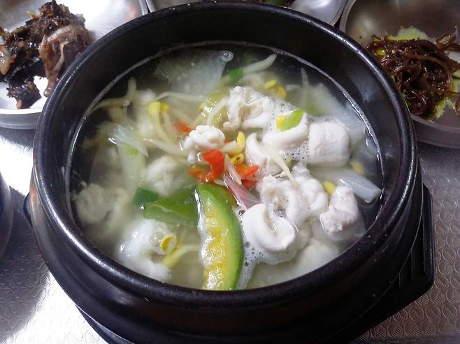 오징어도 내장탕이 있다니. 울릉도에서 맛볼 수 있는 별미이나, 꼭 여러 명이 가서 맛볼 것을 권한다.