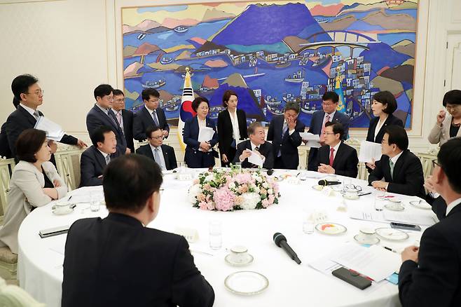 2019년 7월 18일 청와대. 문재인 당시 대통령과 여야 5당 회동 현장에 전혁림 화백의 ‘통영항(한려수도)’가 걸려 있다. 윤석열 정부 대통령비서실도 이 그림을 1년 2개월 이상 대여했다.