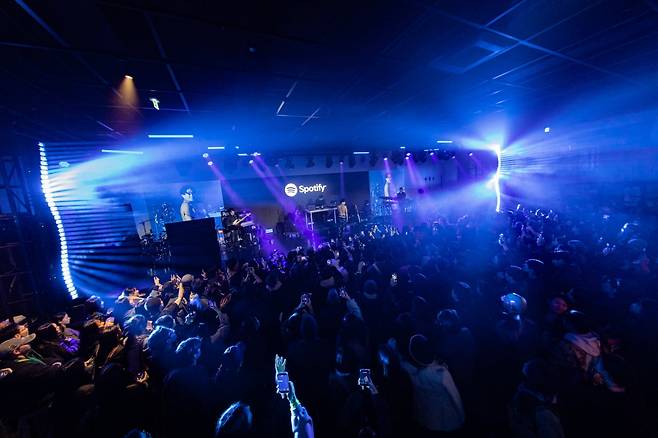 '스포티파이 하우스 서울'에서 공연하고 있는 가수 박재범