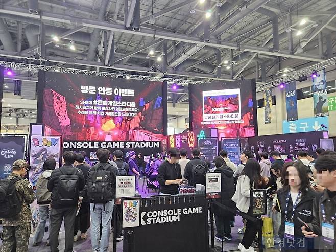 지난 14일 지스타가 열린 부산 벡스코에서 '콘솔 게임스타디움' 부스에서 관람객들이 게임을 시연하기 위해 줄을 서고 있다. 해당 부슨느 국내 인디 콘솔 게임 12개 시연대로 지스타에 처음 참여한 신생 개발사도 참여했다.사진=박수빈 기자