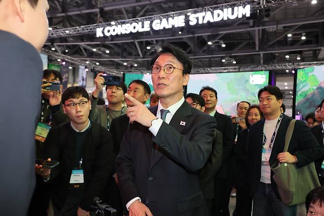 김민석 국무총리가 15일 부산 해운대구 벡스코에서 열린 국제 게임 전시회 지스타 2025를 찾아 전시장을 둘러보고 있다. 연합뉴스