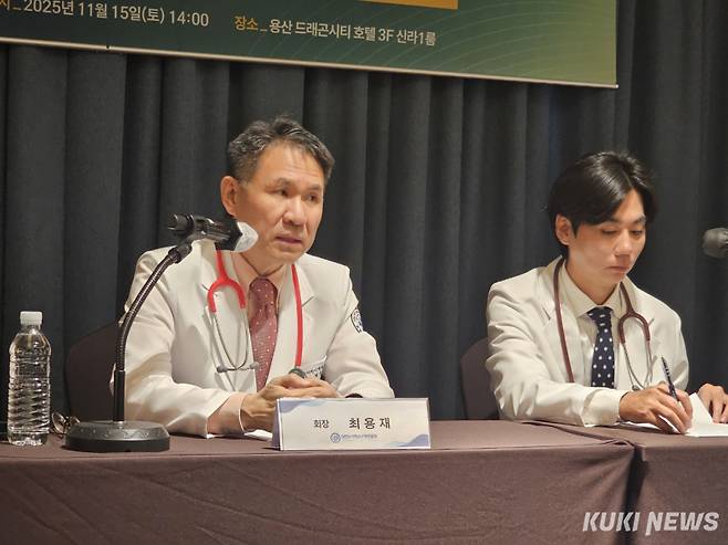 최용재 대한소아청소년병원협회 회장(왼쪽)이 기자간담회에서 발언하고 있다. 이찬종 기자