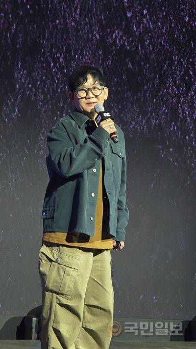 이성구 엔씨소프트 부사장이 13일 부산 해운대구 벡스코에서 진행한 미디어 초청 오프닝 세션에서 무대에 올라 발언하고 있다.