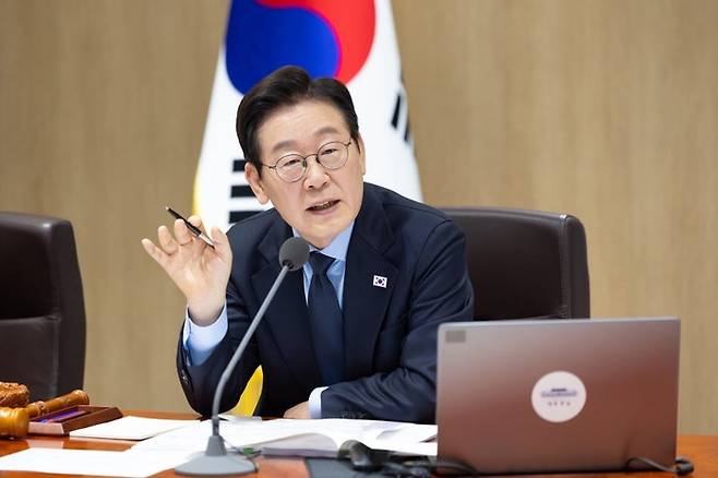 이재명 대통령이 지난 11월 11일 서울 용산 대통령실 청사에서 열린 국무회의에서 발언하고 있다. 이 대통령은 형법상 ‘사실적시 명예훼손죄’ 폐지를 검토하라고 법무부에 지시했다. (대통령실 제공)