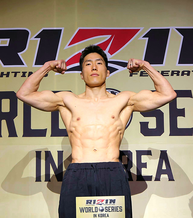 Road to UFC 시즌1~3 기원빈이 2025년 5월 관중 1620명이 들어온 인천광역시 파라다이스시티 라이진 월드시리즈 코리아 메인이벤트 공개 계체 촬영에 응하고 있다. 사진=RIZIN FF