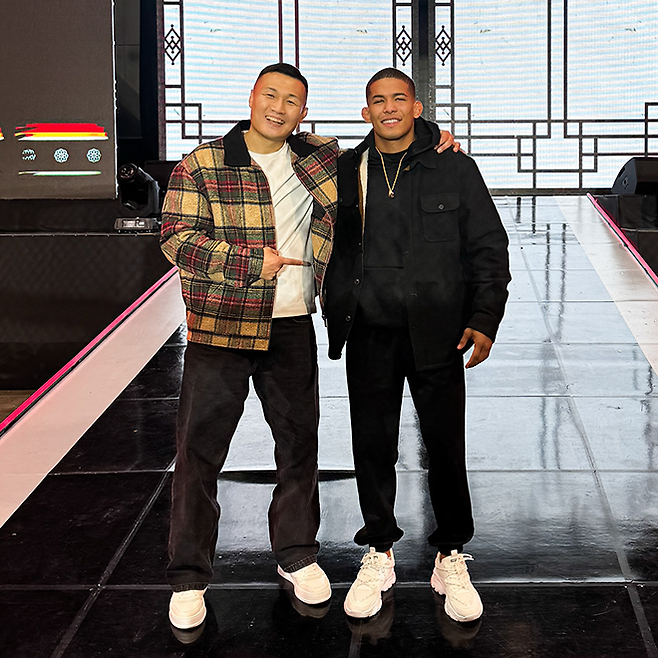 마테우스 카밀루가 ZFN 2 승리 후 경기도 고양시 KINTEX 제2전시장 7A홀에서 데이나 화이트 회장 Lookin’ for a Fight 원격 출연에 의한 UFC 계약 소식을 듣고 정찬성 대표와 기념 촬영을 하고 있다. 사진@matheuscamilomma