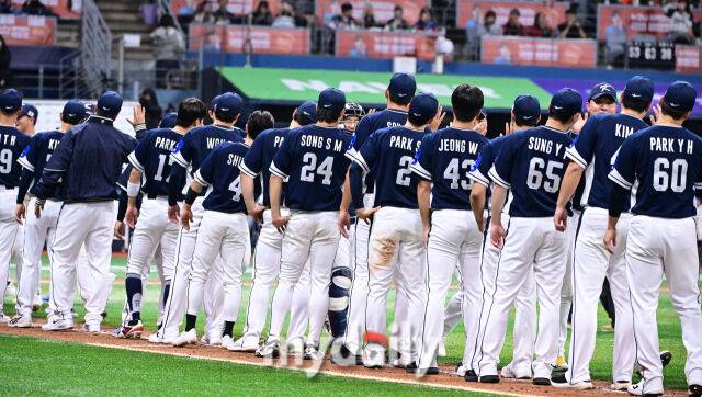 9일 오후 서울 구로구 고척스카이돔에서 진행된 '2025 NAVER K-BASEBALL SERIES' 대한민국-체코와의 평가전 경기.대한민국 선수단이 11-1로 승리한 뒤 하이파이브를 하고 있다./마이데일리