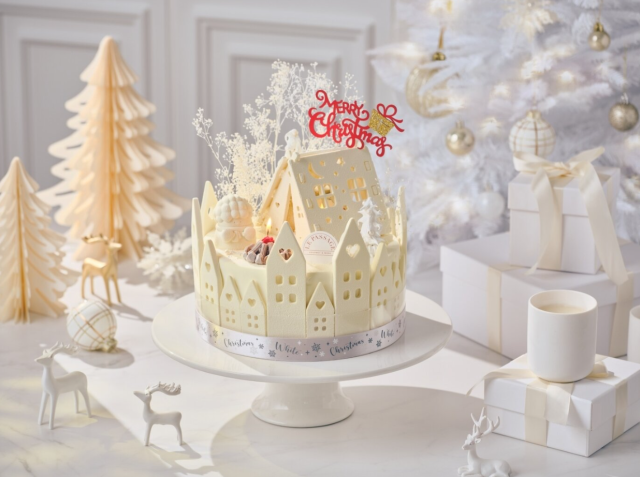 워커힐호텔앤리조트는 ‘뤼미에르 블랑슈’를 38만원에 선보였다. 눈 덮인 마을을 형상화한 케이크로 화이트 초콜릿 하우스와 트리, 조명 장식을 결합해 하나의 ‘디저트 오브제’를 표방한다. [워커힐호텔앤리조트 제공]