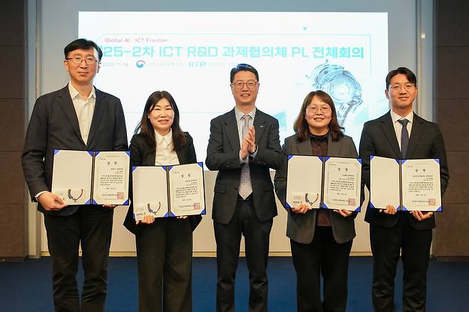 홍진배(가운데) IITP 원장이 ICT R&D 과제협의체 사례발표회 우수사례로 선정된 PL들과 기념촬영하고 있다.[IITP 제공]