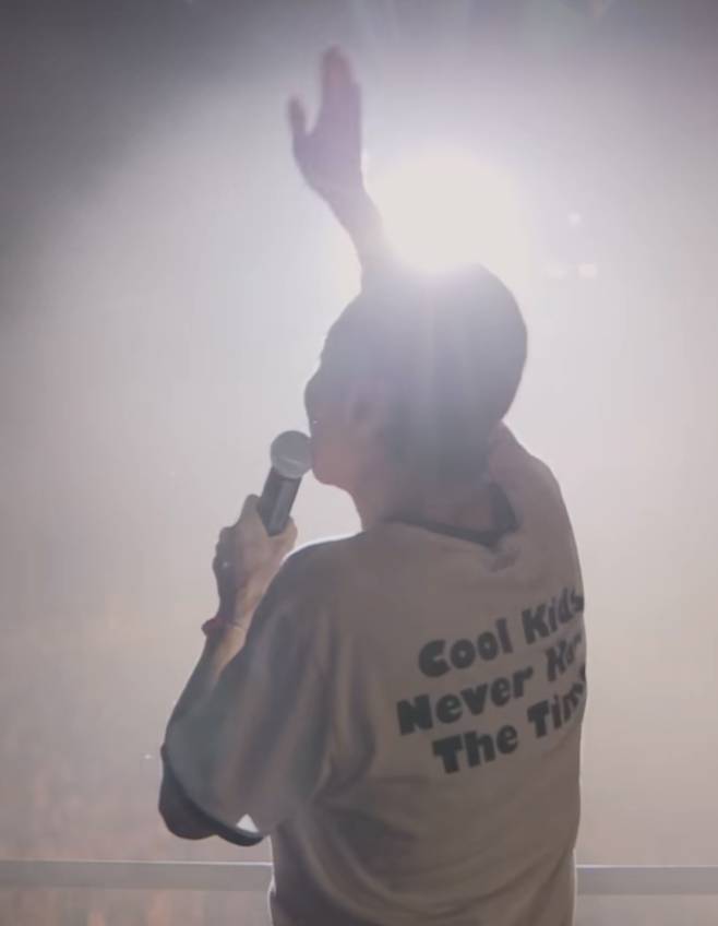 곧 70세를 앞둔 그의 노래는 여전히 변하고, 웃고, 흔들리고, 젊고도 노련하다. 쿠와타 케이스케의 음악은 ‘때’를 거슬러 남은 진짜 살아 있는 목소리의 증명이다. [공식 인스타그램 캡처]