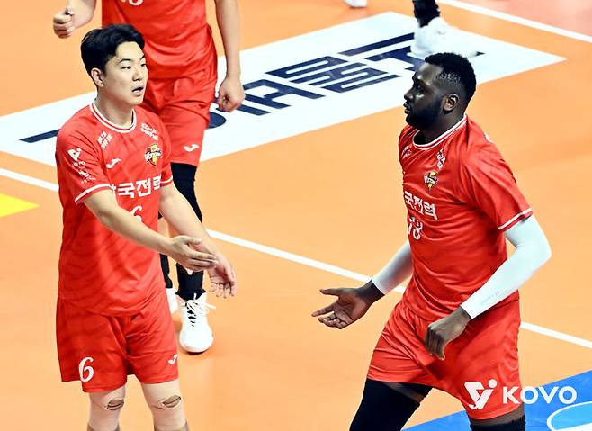 [서울=뉴시스] 남자배구 한국전력 베논(오른쪽)과 하승우가 14일 서울 장충체육관에서 열린 진에어 2025~2026 V-리그 남자부 우리카드와의 경기에서 득점을 올린 뒤 서로 격려하고 있다. (사진=KOVO 제공) 2025.11.14. *재판매 및 DB 금지