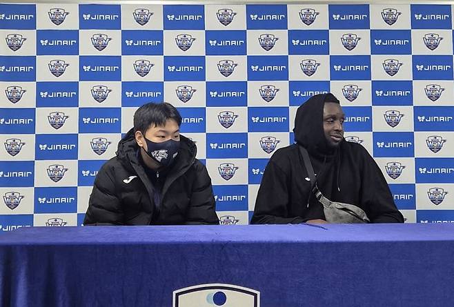 [서울=뉴시스] 문채현 기자 = 남자배구 한국전력 하승우와 베논이 14일 서울 장충체육관에서 열린 진에어 2025~2026 V-리그 남자부 우리카드와의 경기에서 승리를 거둔 뒤 인터뷰를 하고 있다. 2025.11.14. dal@newsis.com *재판매 및 DB 금지