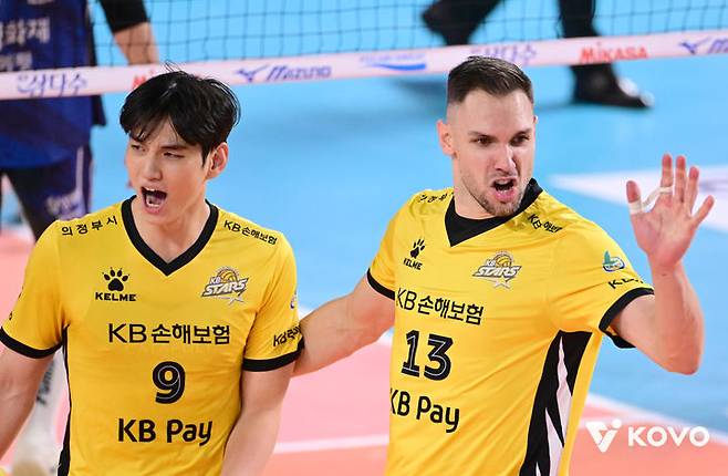 [대전=뉴시스]남자배구 KB손해보험 비예나와 임성진. (사진=KOVO 제공)