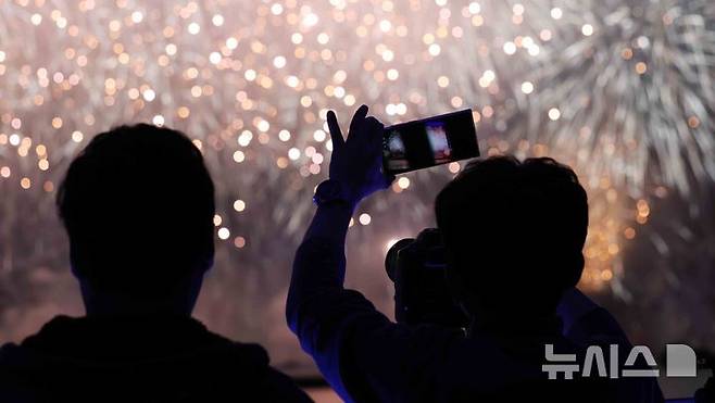 [부산=뉴시스] 하경민 기자 = '제20회 부산불꽃축제'가 열린 15일 부산 수영구 광안리해수욕장 일대에서 광안대교를 배경으로 화려한 불꽃쇼가 펼쳐지고 있다. 2025.11.15. yulnetphoto@newsis.com