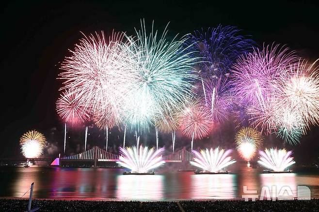 [부산=뉴시스] 하경민 기자 = '제20회 부산불꽃축제'가 열린 15일 부산 수영구 광안리해수욕장 일대에서 광안대교를 배경으로 화려한 불꽃쇼가 펼쳐지고 있다. 2025.11.15. yulnetphoto@newsis.com