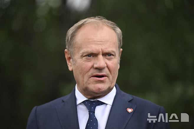 [티라나=AP/뉴시스] 우크라이나의 에너지 관련 대규모 부패 스캔들이 심화되자 우크라이나를 지원해온 폴란드도 압박하고 나섰다. 사진은 투스크가 지난 5월 16일 총리가 알바니아 티라나에서 기자들에게 발언하고 있다. (사진=뉴시스DB)