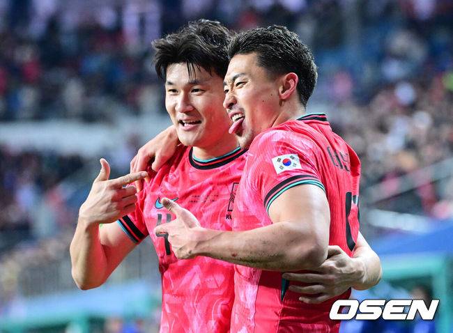 [OSEN=대전, 최규한 기자] 14일 오후 대전월드컵경기장에서 대한민국과 볼리비아의 축구 국가대표팀 평가전이 열렸다.홍명보호는 내년 6월 열리는 2026 국제축구협회(FIFA) 북중미월드컵을 앞두고 월드컵 남미 예선에서 7위를 거두며 플레이오프에 진출한&nbsp;볼리비아를 상대로 본선에서의 경쟁력을 시험할 기회를 갖는다.후반 한국 조규성이 팀 두번째 골을 작렬시킨 뒤 김민재와 환호하고 있다. 2025.11.14 / dreamer@osen.co.kr