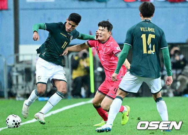 [OSEN=대전, 최규한 기자] 14일 오후 대전월드컵경기장에서 대한민국과 볼리비아의 축구 국가대표팀 평가전이 열렸다.홍명보호는 내년 6월 열리는 2026 국제축구협회(FIFA) 북중미월드컵을 앞두고 월드컵 남미 예선에서 7위를 거두며 플레이오프에 진출한 볼리비아를 상대로 본선에서의 경쟁력을 시험할 기회를 갖는다.전반 한국 김민재가 상대 공격을 마크하고 있다. 2025.11.14 / dreamer@osen.co.kr