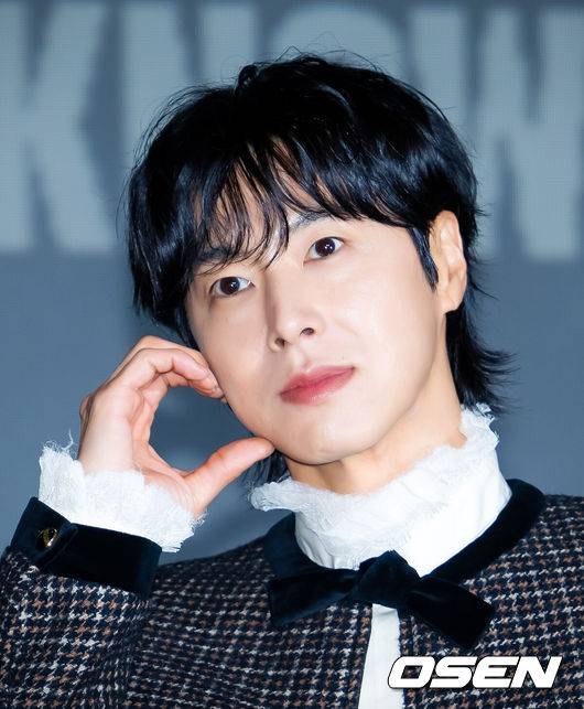 [OSEN=민경훈 기자] 5일 오후 서울 송파구 신천동 소피텔 앰배서더 서울 호텔에서 유노윤호 정규 1집 ‘I-KNOW’ 발매 기념 기자간담회가 열렸다.올해 데뷔 22주년을 맞는 1.5세대 K-팝 그룹의 대표주자인 한류듀오 '동방신기'(TVXQ)&nbsp;유노윤호가 5일 오후 첫 정규 앨범 '아이-노우(I-KNOW)'를 발매한다. 이번 앨범은 더블 타이틀곡 '스트레치(Stretch)'와 '보디 랭귀지(Body Language)'를 포함한 열 곡이 실렸다.유노윤호가 포토타임을 갖고 있다. 2025.11.05 /rumi@osen.co.kr