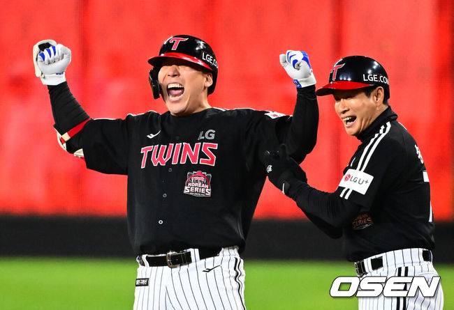 [OSEN=대전, 지형준 기자] 30일 대전 한화생명볼파크에서 2025 신한 SOL Bank KBO리그 포스트시즌 한국시리즈 4차전 한화 이글스와 LG 트윈스의 경기가 열렸다. 이날 경기에 한화는 와이스를, LG는 치리노스를 선발투수로 내세웠다. 9회초 2사 2,3루에서 LG 김현수가 역전 2타점 우전 적시타를 날리며 기뻐하고 있다. 2025.10.30 / jpnews@osen.co.kr