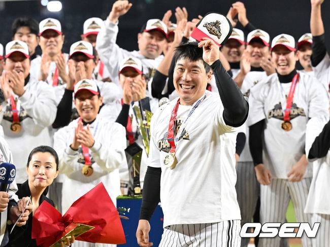 [OSEN=대전, 이대선 기자] 프로야구 LG 트윈스는 31일 대전 한화생명볼파크에서 열린 2025 신한 SOL뱅크 KBO 한국시리즈(7전 4선승제) 한화 이글스와의 5차전에서 4-1로 승리했다.정규시즌 1위 LG는 시리즈 전적 4승 1패로 통합우승 금자탑을 쌓았다. LG의 통합우승은 1990년, 1994년, 2023년에 이은 통산 4번째로, 염경엽 감독은 2023년 부임 후 3년 사이 팀을 두 차례나 정상에 올려놓는 위대한 업적을 달성했다. 한국시리즈 MVP를 수상한 LG 김현수가 동료들의 축하를 받고 있다. 2025.10.31 /sunday@osen.co.kr