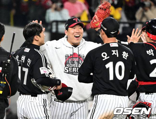 [OSEN=대전, 이대선 기자] 프로야구 LG 트윈스가 9회에만 6점을 올리는 극적인 역전승을 거뒀다. LG는 30일 대전 한화생명볼파크에서 열린 2025 신한 SOL뱅크 KBO 한국시리즈 4차전 한화 이글스와의 경기에서 7-4로 승리했다. 이날 승리로 LG는 시리즈 전적 3승 1패를 선점했다. 역대 한국시리즈에서 3승 1패를 선점한 팀이 우승한 확률은 94.4%(17/18)다. 경기 종료 후 LG 김현수가 동료들과 승리의 기쁨을 나누고 있다. 2025.10.30 /sunday@osen.co.kr