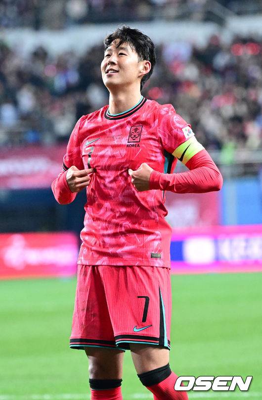 [OSEN=대전, 최규한 기자] 1년 8개월 만에 대표팀으로 돌아온 조규성이 골맛을 봤다. 손흥민도 프리킥 득점으로 한국을 승리로 이끌었다.홍명보 감독이 이끄는 한국축구대표팀(FIFA 랭킹 22위)은 14일&nbsp;대전월드컵경기장에서 볼리비아(76위)와 11월 A매치 1차전을 치러 2-0으로 승리했다.&nbsp;후반 한국 손흥민이 프리킥 선제골을 작렬시킨 뒤 세리머니를 펼치고 있다. 2025.11.14 / dreamer@osen.co.kr