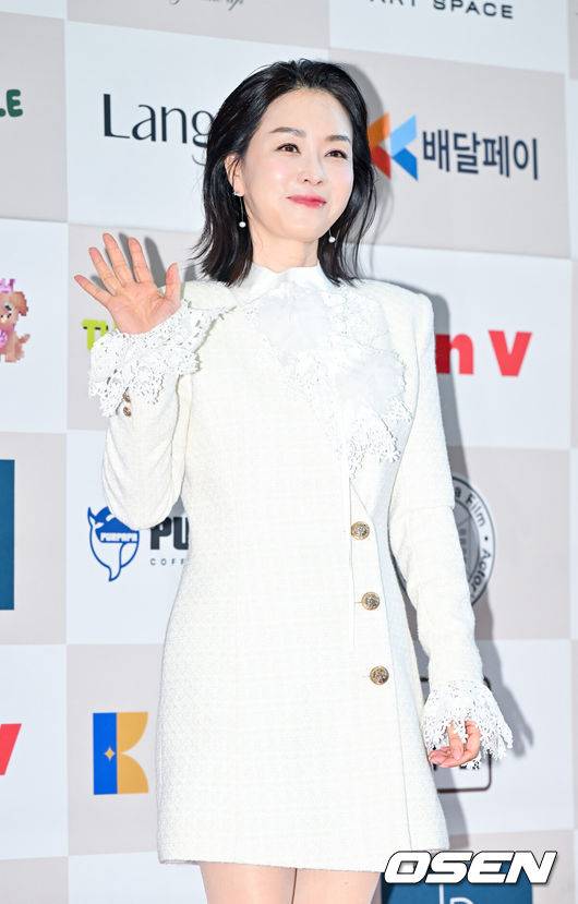 [OSEN=박준형 기자] 18일 오후 서울 강남구 논현동 건설회관에서 '제 44회 황금 촬영상 시상식'이 진행됐다.황금 촬영상 시상식은 한국촬영감독협회가 주최하고 에이치엘컴퍼니가 주관하며, 1977년 첫 개최 이후 한국 영화의 역사와 함께한 명실상부한 최고의 영화 시상식이다.배우 김정난이 포즈를 취하고 있다. 2024.11.18 / soul1014@osen.co.kr