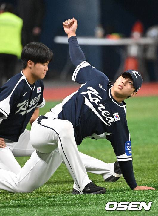 [OSEN=고척, 조은정 기자]류지현 감독이 이끄는 야구 대표팀이 5일 고척스카이돔에서 훈련을 진행했다.대표팀은 오는&nbsp;8일과 9일&nbsp;고척스카이돔에서 열리는 2025 K-베이스볼 시리즈 체코 대표팀과의 2경기를 시작으로&nbsp;15일과 16일 양일에 걸쳐 도쿄돔에서 일본 대표팀과 2경기를 치른다.야구대표팀 배찬승이 몸을 풀고 있다. 2025.11.05 /cej@osen.co.kr