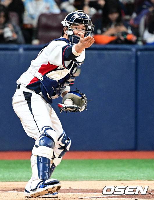 [OSEN=고척, 조은정 기자]8일 서울 구로구 고척스카이돔에서 ‘2025 NAVER K-BASEBALL SERIES’ 대한민국 야구 대표팀과 체코 야구 대표팀의 경기가 열렸다.한국은&nbsp;8일과 9일 2025 K-베이스볼 시리즈 체코 대표팀과의 2경기를 시작으로&nbsp;15일과 16일 양일에 걸쳐 도쿄돔에서 일본 대표팀과 2경기를 치른다.&nbsp;2회초 한국 포수 최재훈이 스윙 여부를 확인하고 있다. 2025.11.08 /cej@osen.co.kr