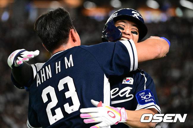 [OSEN=도쿄(일본), 조은정 기자]15일 일본 도쿄돔에서 ‘2025 NAVER K-BASEBALL SERIES’ 대한민국과 일본의 1차전 경기가 열렸다.한국은 곽빈, 일본은 소타니 류헤이를 선발투수로 내세웠다.4회초 무사에서 대한민국 송성문이 안현민의 선제 투런포에 이어 백투백 우월 솔로포를 날리며 안현민과 기뻐하고 있다. 2025.11.15. /cej@osen.co.kr