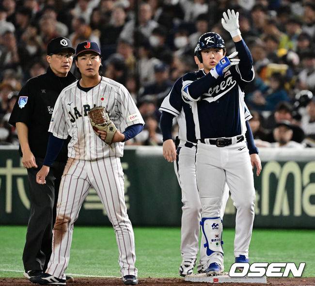 [OSEN=도쿄(일본), 조은정 기자]15일 일본 도쿄돔에서 ‘2025 NAVER K-BASEBALL SERIES’ 대한민국과 일본의 1차전 경기가 열렸다.한국은 곽빈, 일본은 소타니 류헤이를 선발투수로 내세웠다.5회초 무사에서 대한민국 문현빈이 내야안타로 출루하며 세리머니를 하고 있다. 하지만 4심 합의 결과 투수 맞고 1루수 플라이 아웃으로 처리됐다. 2025.11.15. /cej@osen.co.kr