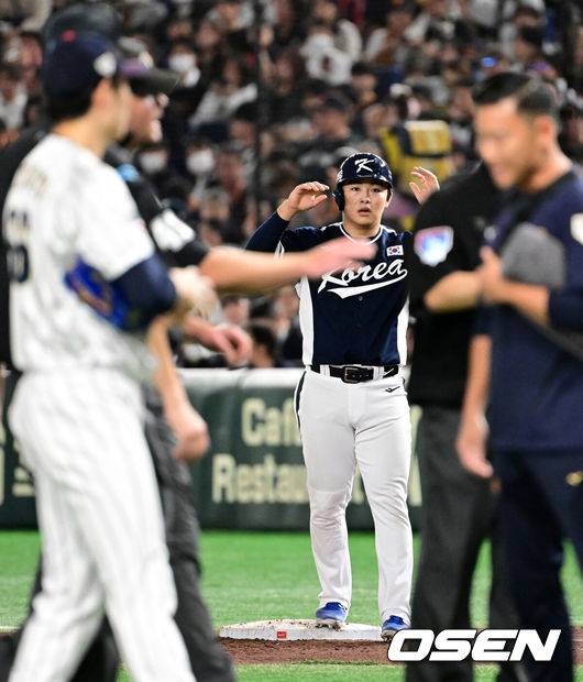 [OSEN=도쿄(일본), 조은정 기자]15일 일본 도쿄돔에서 ‘2025 NAVER K-BASEBALL SERIES’ 대한민국과 일본의 1차전 경기가 열렸다.한국은 곽빈, 일본은 소타니 류헤이를 선발투수로 내세웠다.5회초 무사에서 대한민국 문현빈이 내야안타로 출루한 뒤 심판 판정을 지켜보고 있다. 하지만 4심 합의 결과 투수 맞고 1루수 플라이 아웃으로 처리됐다. 2025.11.15. /cej@osen.co.kr