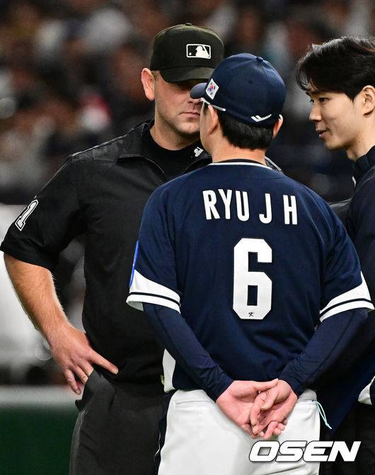[OSEN=도쿄(일본), 조은정 기자]15일 일본 도쿄돔에서 ‘2025 NAVER K-BASEBALL SERIES’ 대한민국과 일본의 1차전 경기가 열렸다.한국은 곽빈, 일본은 소타니 류헤이를 선발투수로 내세웠다.5회초 무사에서 대한민국 문현빈이 내야 안타로 출루했으나 4심 합의 결과 투수 맞고 1루수 플라이 아웃으로 처리되자 류지현 감독이 그라운드로 나와 심판진과 이야기를 나누고 있다. 2025.11.15. /cej@osen.co.kr