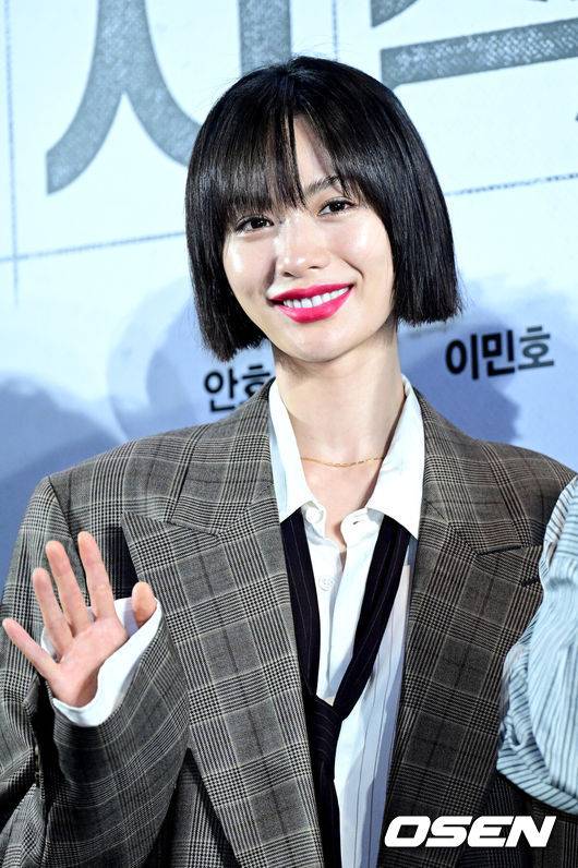 [OSEN=최규한 기자] 21일 오후 서울 신천동 롯데시네마 월드타워에서 영화 ‘전지적 독자 시점(이하 전독시)’(감독 김병우) VIP 시사회가 열렸다.동명의 인기 웹툰을 원작으로 한 영화 ‘전독시’는 10년 이상 연재된 소설이 완결된 날 소설 속 세계가 현실이 되어 버리고, 유일한 독자였던 김독자(안효섭 분)가 소설의 주인공 유중혁(이민호 분) 그리고 동료들과 함께 멸망한 세계에서 살아남기 위한 판타지 액션물이다.배우 나나가 포토타임을 하고 있다. 2025.07.21 / dreamer@osen.co.kr