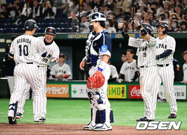[OSEN=도쿄(일본), 조은정 기자]15일 일본 도쿄돔에서 ‘2025 NAVER K-BASEBALL SERIES’ 대한민국과 일본의 1차전 경기가 열렸다.한국은 곽빈, 일본은 소타니 류헤이를 선발투수로 내세웠다.5회말 무사 1,2루에서 일본 기시다가 역전 좌중월 스리런포를 날리며 동료선수들과 기뻐하고 있다. 2025.11.15. /cej@osen.co.kr