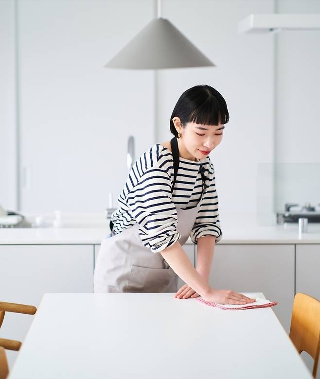 식탁을 깨끗한 행주로 닦는 모습. 게티이미지뱅크