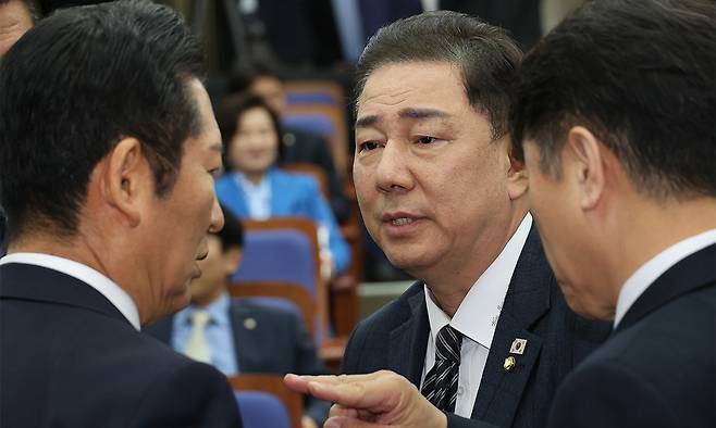 더불어민주당 정청래 대표, 김병기 원내대표, 문진석 원내수석부대표가 13일 서울 여의도 국회에서 열린 의원총회에서 대화하고 있다. 연합뉴스