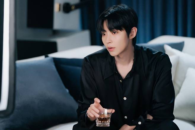 '친애하는 X'에서 황인엽이 원작 캐릭터와 완벽한 싱크로율로 극찬을 받았다. 케이엔스튜디오 제공