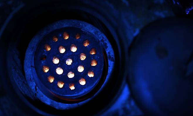 연탄이 아궁이에서 타고 있다. 아직도 연탄을 때는 동네, 서울 서대문구 홍제동 인왕산 자락의 개미마을 한 집에서 연탄이 열을 내고 있다. 산 아랫동네라 10월이면 춥다고 한다. 이르면 9월부터 연탄을 때기 시작한다.