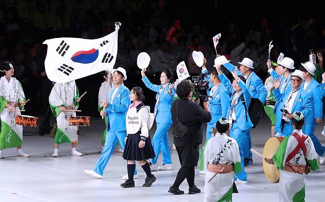 15일 일본 도쿄체육관에서 열린 2025 도쿄 데플림픽 개회식에서 기수인 이덕희 선수를 필두로 대한민국 선수단이 입장하고 있다. 도쿄=공동취재단