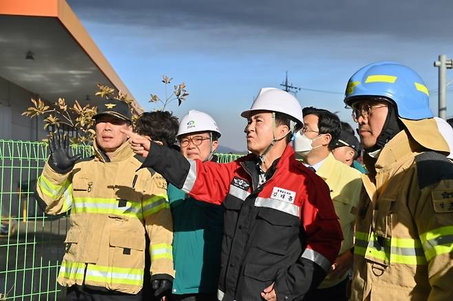 김태흠 충남지사가 불이 난 천안 이랜드패션 물류센터 현장을 찾아 화재 진압 상황을 점검하고 있다. 도 제공