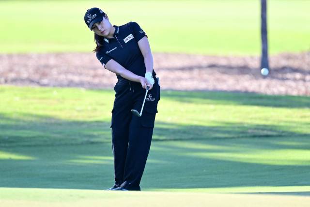 칩샷을 하고 있는 윤이나. 사진 제공=AFP연합뉴스