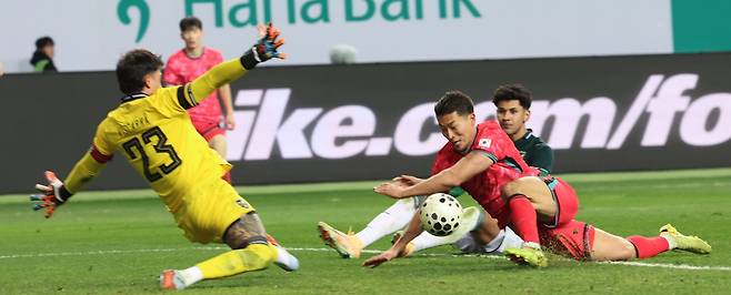 축구대표팀 조규성(오른쪽)이 14일 대전월드컵경기장서 열린 볼리비아 평가전에서 상대 수비의 실수를 틈타 넘어지면서 왼발로 골을 성공시키고 있다. 대전｜뉴시스