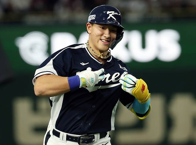 15일 일본 도쿄돔에서 열린 2025 K베이스볼 시리즈 대한민국과 일본의 평가전. 4회말 무사 1루 안현민이 선제 투런홈런을 쏘아올린 뒤 그라운드를 돌고 있다. 연합뉴스